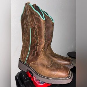 Women’s Justin Boots Size 9B, hardly worn;like new.